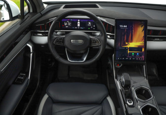 Подержанный автомобиль Geely Atlas 2024 года (12 фото)