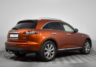 Подержанный автомобиль Infiniti FX 2007 года (5 фото)