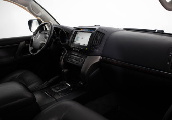 Подержанный автомобиль Toyota Land Cruiser Suv 2008 года (17 фото)