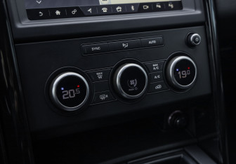 Подержанный автомобиль Land Rover Discovery 2019 года (22 фото)