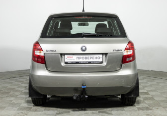 Подержанный автомобиль Skoda Fabia Hatchback 2014 года (6 фото)