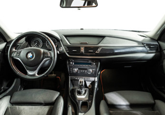 Подержанный автомобиль BMW X1 2013 года (13 фото)