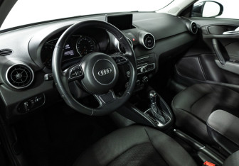 Подержанный автомобиль Audi A1 2015 года (11 фото)