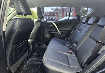 Подержанный автомобиль Toyota RAV4 2017 года (10 фото)