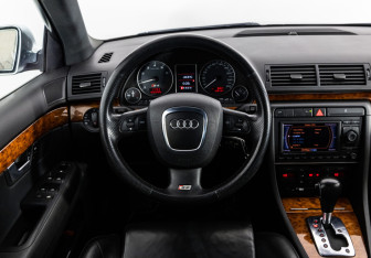 Подержанный автомобиль Audi S4 Sedan 2005 года (15 фото)