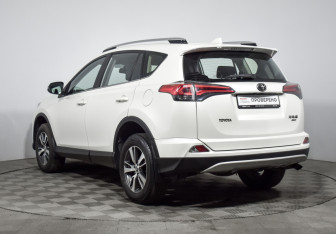 Подержанный автомобиль Toyota RAV4 2016 года (7 фото)