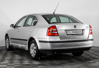 Подержанный автомобиль Skoda Octavia Liftback 2005 года (7 фото)