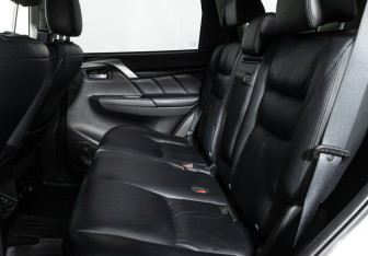 Подержанный автомобиль Mitsubishi Pajero Sport 2018 года (10 фото)