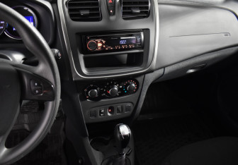 Подержанный автомобиль Renault Sandero 2016 года (17 фото)