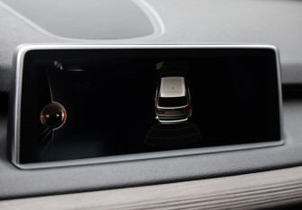 Подержанный автомобиль BMW X5 2015 года (15 фото)