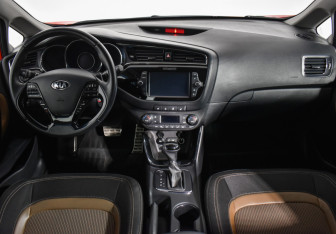 Подержанный автомобиль Kia Ceed Hatchback 2018 года (13 фото)