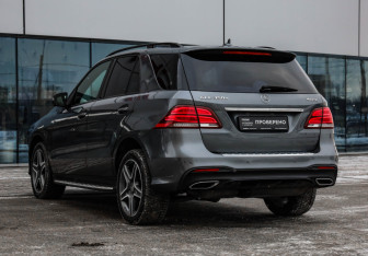 Подержанный автомобиль Mercedes-Benz GLE 2017 года (8 фото)