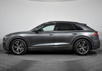 Подержанный автомобиль Audi Q8 2019 года (8 фото)