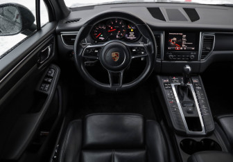 Подержанный автомобиль Porsche Macan 2016 года (13 фото)