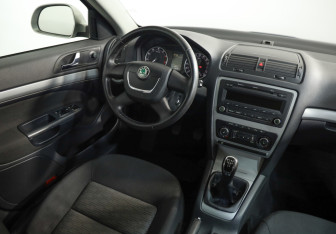 Подержанный автомобиль Skoda Octavia Liftback 2012 года (8 фото)