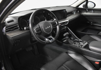 Подержанный автомобиль Kia K5 2022 года (9 фото)