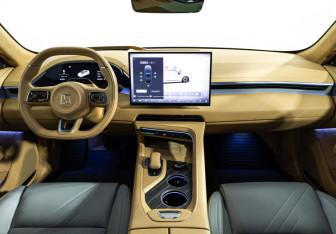 Подержанный автомобиль Zeekr 001 2024 года (13 фото)