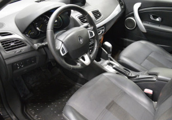 Подержанный автомобиль Renault Fluence 2011 года (10 фото)
