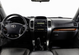 Подержанный автомобиль Toyota Land Cruiser Prado 2003 года (10 фото)