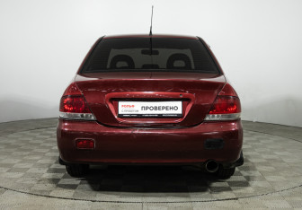 Подержанный автомобиль Mitsubishi Lancer Sedan 2005 года (6 фото)
