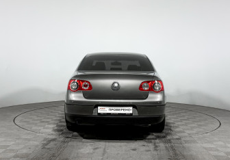 Подержанный автомобиль Volkswagen Passat Sedan 2006 года (6 фото)