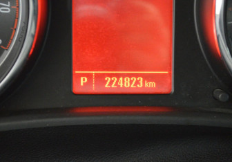 Подержанный автомобиль Opel Astra Sedan 2012 года (15 фото)