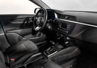 Подержанный автомобиль Kia Rio Sedan 2020 года (13 фото)