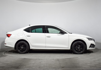 Подержанный автомобиль Skoda Octavia Liftback 2021 года (4 фото)