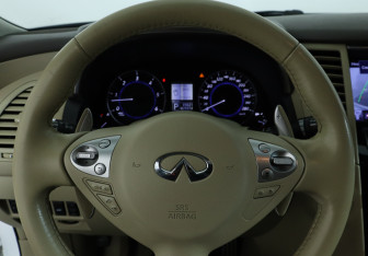 Подержанный автомобиль Infiniti QX70 2013 года (19 фото)