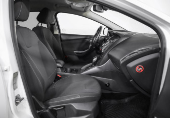 Подержанный автомобиль Ford Focus Hatchback 2012 года (19 фото)