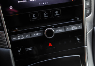 Подержанный автомобиль Infiniti Q50 2016 года (18 фото)