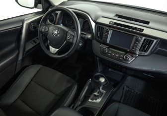 Подержанный автомобиль Toyota RAV4 2017 года (9 фото)