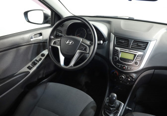 Подержанный автомобиль Hyundai Solaris Sedan 2013 года (8 фото)