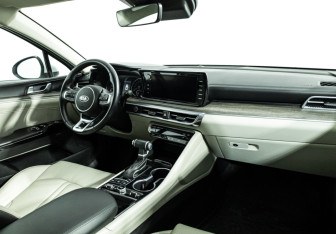 Подержанный автомобиль Kia K5 2020 года (10 фото)