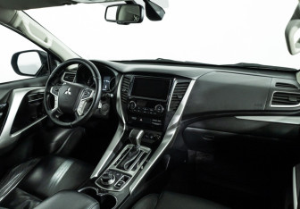 Подержанный автомобиль Mitsubishi Pajero Sport 2017 года (9 фото)