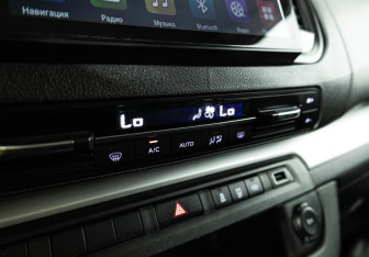 Подержанный автомобиль Peugeot Traveller 2021 года (16 фото)