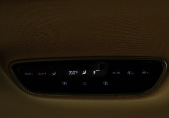 Подержанный автомобиль Voyah Dream 2023 года (12 фото)