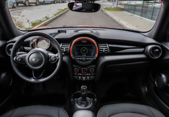 Подержанный автомобиль MINI Hatch 2019 года (10 фото)