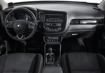 Подержанный автомобиль Mitsubishi Outlander 2019 года (13 фото)