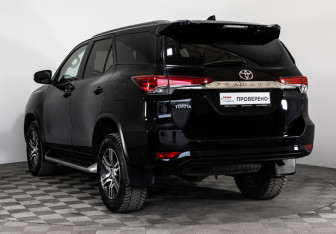 Подержанный автомобиль Toyota Fortuner 2018 года (8 фото)