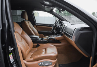Подержанный автомобиль Porsche Cayenne 2015 года (27 фото)