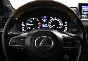 Подержанный автомобиль Lexus LX 2017 года (19 фото)