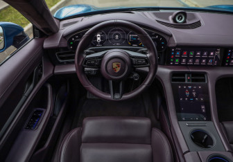 Подержанный автомобиль Porsche Taycan 2020 года (16 фото)