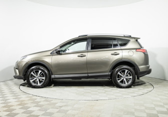 Подержанный автомобиль Toyota RAV4 2018 года (8 фото)