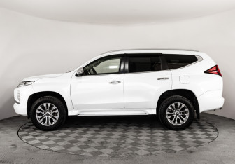 Подержанный автомобиль Mitsubishi Pajero Sport 2021 года (8 фото)