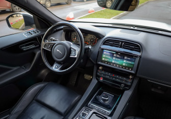 Подержанный автомобиль Jaguar F-Pace 2018 года (9 фото)