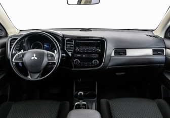 Подержанный автомобиль Mitsubishi Outlander 2012 года (10 фото)