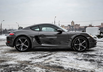 Подержанный автомобиль Porsche Cayman 2017 года (6 фото)