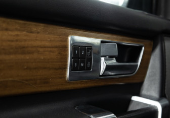 Подержанный автомобиль Land Rover Discovery 2013 года (16 фото)