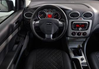 Подержанный автомобиль Ford Focus Hatchback 2008 года (9 фото)